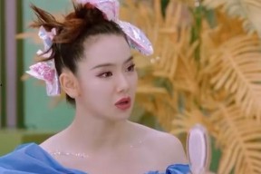 女生化妆娱乐吃瓜酱